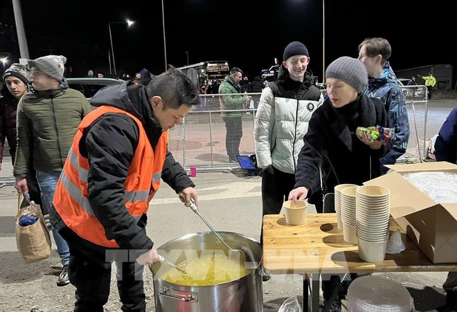 Les Viet kieu en République tchèque aux côtés des vietnamiens évacués d'Ukraine ảnh 1