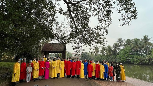 Des diplomates étrangers découvrent l’ambiance du Têt à Duong Lam ảnh 1 Des diplomates étrangers découvrent l’ambiance du Têt à Duong Lam ảnh 1