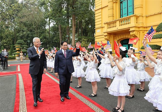 Cérémonie d'accueil du Premier ministre malaisien au Vietnam ảnh 2 Cérémonie d'accueil du Premier ministre malaisien au Vietnam ảnh 2