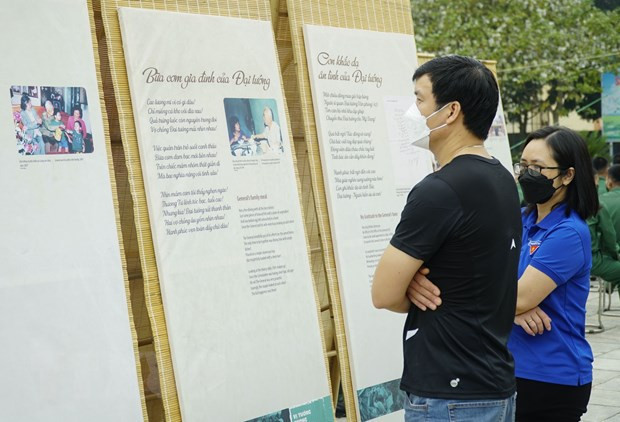 Ouverture de l'exposition "Suivre les pas du Général" à Dien Bien ảnh 2