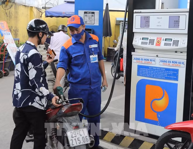 Forte baisse des prix des carburants ảnh 1