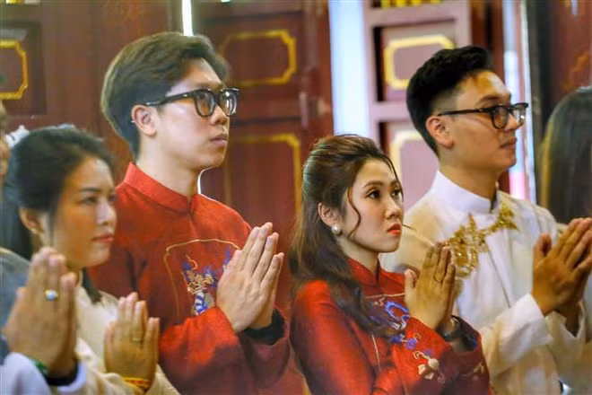Dix-huit couples à un mariage collectif à Hanoï ảnh 1