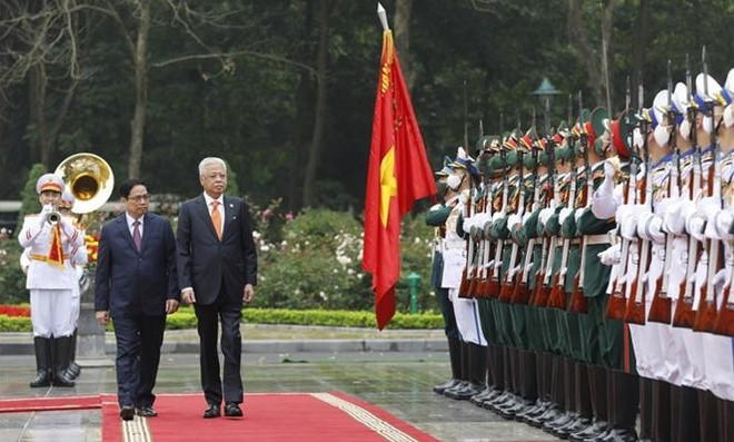Cérémonie d'accueil du Premier ministre malaisien au Vietnam ảnh 1 Cérémonie d'accueil du Premier ministre malaisien au Vietnam ảnh 1