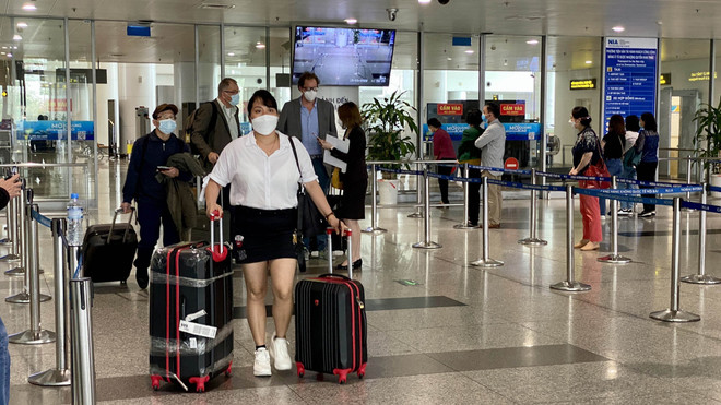 Réouverture au tourisme international: Noi Bai accueille le premier vol de touristes étrangers ảnh 2 Réouverture au tourisme international: Noi Bai accueille le premier vol de touristes étrangers ảnh 2
