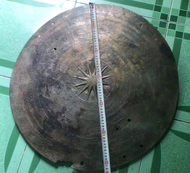 Le plateau d’un ancien tambour de bronze retrouvé à Dong Thap ảnh 1
