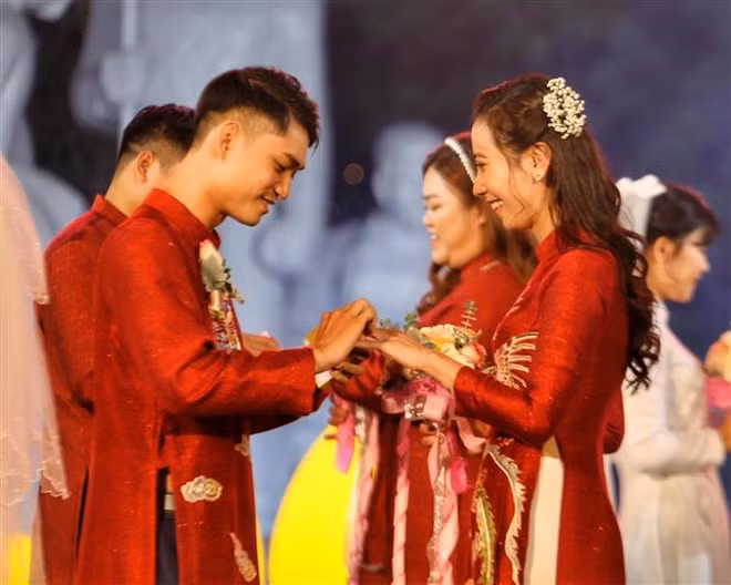 Dix-huit couples à un mariage collectif à Hanoï ảnh 2
