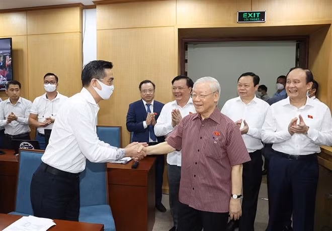 Le secrétaire général du Parti rencontre des électeurs de Hanoï ảnh 1
