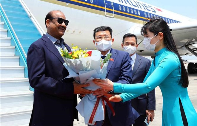 Le président de la Chambre du Peuple d’Inde est arrivé à Hanoï ảnh 1 Le président de la Chambre du Peuple d’Inde est arrivé à Hanoï ảnh 1
