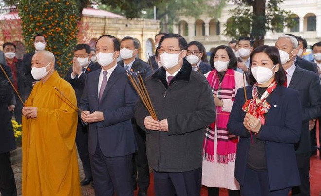 Le président de l'AN offre de l’encens à la cité impériale de Thang Long ảnh 1