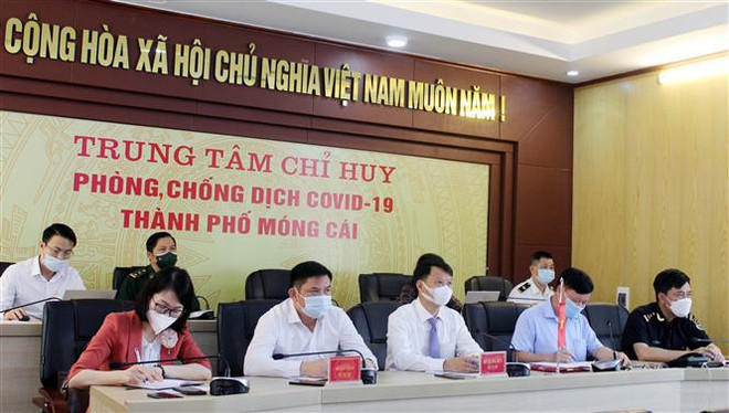 Mong Cai et Dongxing discutent de la reprise rapide du dédouanement au poste frontalier ảnh 2