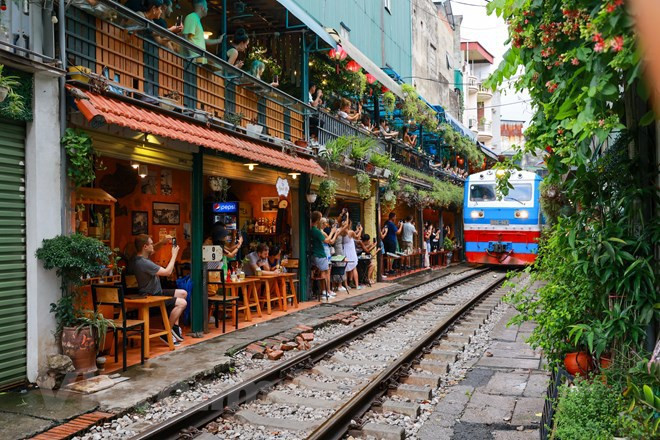 Rue du train à Hanoï: les permis d'exploitation des cafés sont retirés ảnh 1 Rue du train à Hanoï: les permis d'exploitation des cafés sont retirés ảnh 1