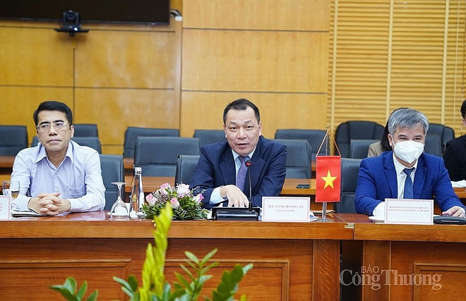 Le Vietnam salue les propositions britanniques pour réaliser ses engagements pris lors de la COP26 ảnh 2