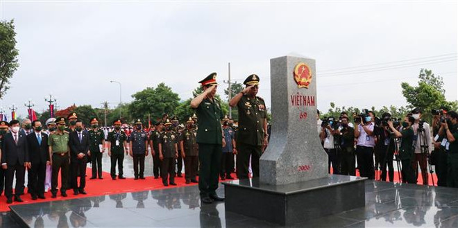 Le premier échange d'amitié de la défense frontalière Vietnam-Cambodge ảnh 1 Le premier échange d'amitié de la défense frontalière Vietnam-Cambodge ảnh 1