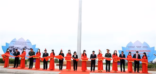 Cérémonie de lever du drapeau national et d'inauguration d'un mât au drapeau à Cô Tô ảnh 2