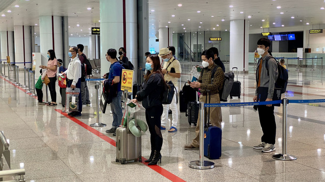 Réouverture au tourisme international: Noi Bai accueille le premier vol de touristes étrangers ảnh 1 Réouverture au tourisme international: Noi Bai accueille le premier vol de touristes étrangers ảnh 1