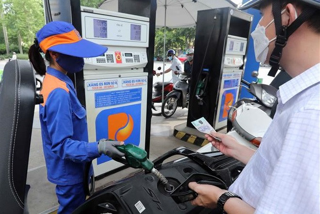Les prix de l'essence réduisent de plus de 3.000 dôngs le litre ảnh 2 Les prix de l'essence réduisent de plus de 3.000 dôngs le litre ảnh 2