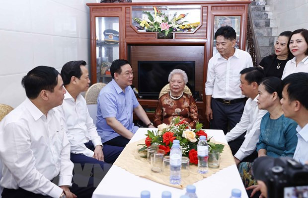 Le président de l'AN exprime sa gratitude pour les contributions des martyrs à la nation ảnh 1 Le président de l'AN exprime sa gratitude pour les contributions des martyrs à la nation ảnh 1