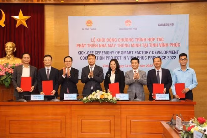 Lancement d'un programme de soutien au développement du modèle "Smart Factory" à Vinh Phuc ảnh 1