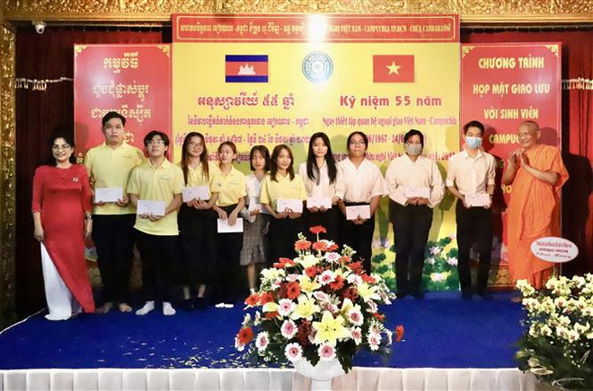 Remise de bourses d'études à des étudiants cambodgiens à Ho Chi Minh-Ville ảnh 1 Remise de bourses d'études à des étudiants cambodgiens à Ho Chi Minh-Ville ảnh 1
