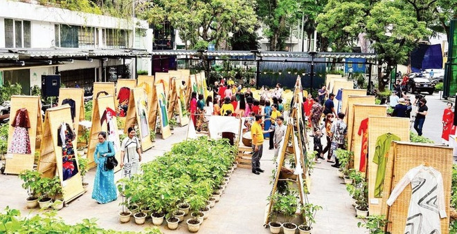 Une exposition rend hommage à l'Ao dai traditionnel vietnamien ảnh 1