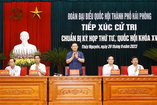 Le président de l’Assemblée nationale rencontre des électeurs à Hai Phong ảnh 1