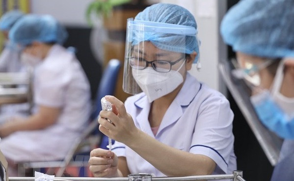 Revoir un ans après la première injection de vaccin contre le COVID-19 au Vietnam ảnh 2 Revoir un ans après la première injection de vaccin contre le COVID-19 au Vietnam ảnh 2