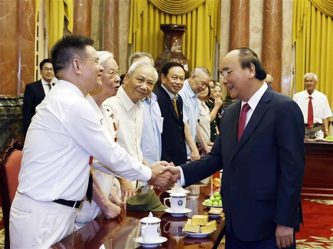 Le président Nguyen Xuan Phuc rencontre d’anciens gardiens de l'Oncle Hô ảnh 1 Le président Nguyen Xuan Phuc rencontre d’anciens gardiens de l'Oncle Hô ảnh 1