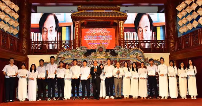 Remise de bourses Vallet à des élèves et étudiants à Thua Thien-Huê ảnh 1 Remise de bourses Vallet à des élèves et étudiants à Thua Thien-Huê ảnh 1