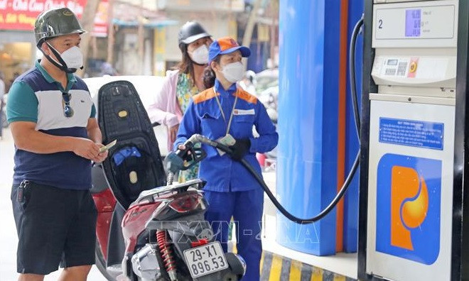 Les prix de l'essence réduisent de plus de 3.000 dôngs le litre ảnh 1 Les prix de l'essence réduisent de plus de 3.000 dôngs le litre ảnh 1