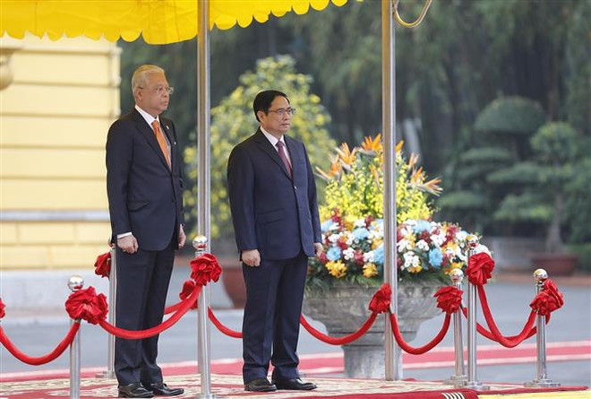 Cérémonie d'accueil du Premier ministre malaisien au Vietnam ảnh 3 Cérémonie d'accueil du Premier ministre malaisien au Vietnam ảnh 3