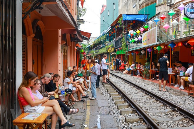 Rue du train à Hanoï: les permis d'exploitation des cafés sont retirés ảnh 2 Rue du train à Hanoï: les permis d'exploitation des cafés sont retirés ảnh 2