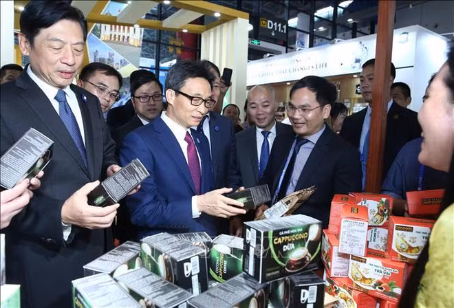 Le vice-PM Vu Duc Dam à l’ouverture d’événements ASEAN-Chine à Nanning ảnh 2