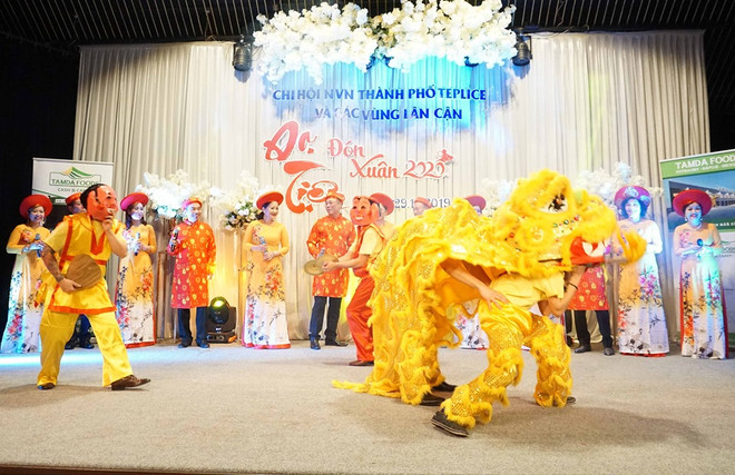 La communauté des Vietnamiens en République tchèque fêtent le Nouvel An 2020 ảnh 1