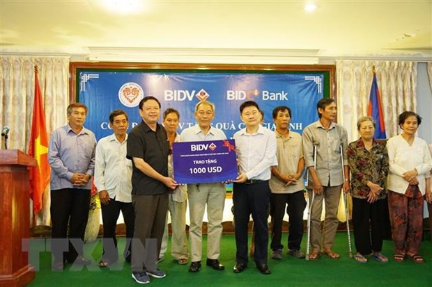 Des familles Viet kieu méritantes au Cambodge récompensées ảnh 1 Des familles Viet kieu méritantes au Cambodge récompensées ảnh 1