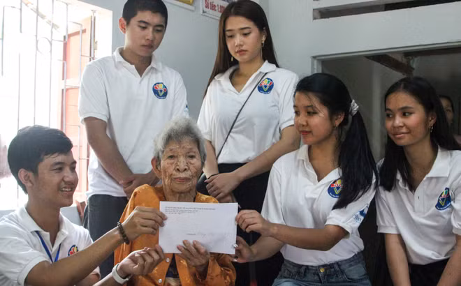 De jeunes Viet kieu visitent la province centrale de Quang Nam ảnh 1