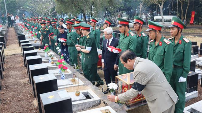 Binh Phuoc : inhumation des restes de 44 soldats tombés au Cambodge ảnh 1