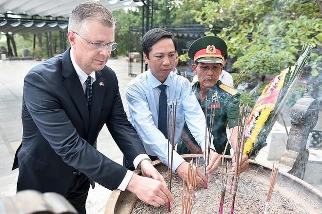 L’ambassadeur américain se rend au cimetière national de Truong Son ảnh 1 L’ambassadeur américain se rend au cimetière national de Truong Son ảnh 1