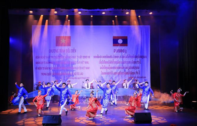 Soirée musicale sur l’amitié Vietnam-Laos à Vientiane ảnh 1 Soirée musicale sur l’amitié Vietnam-Laos à Vientiane ảnh 1