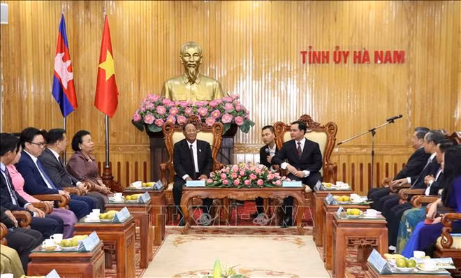 Le président de l'Assemblée nationale cambodgienne à Ha Nam ảnh 1