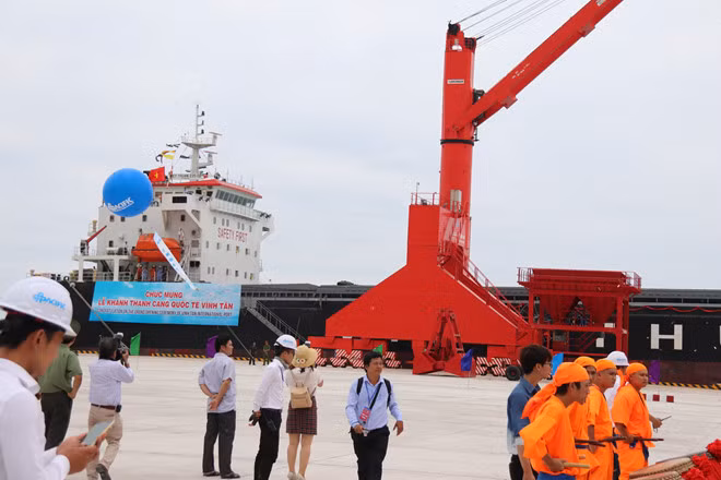 Le port international de Vinh Tan mis en service ảnh 1