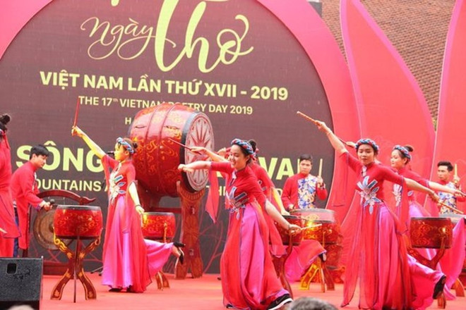 Diverses activités dans le cadre de la 17e Journée de la poésie du Vietnam ảnh 1 Diverses activités dans le cadre de la 17e Journée de la poésie du Vietnam ảnh 1