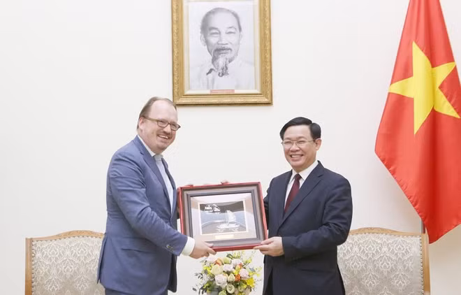 Le vice-PM Vuong Dinh Huê reçoit un responsable de l’OCDE ảnh 1