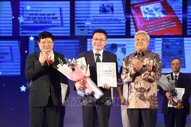 Remise des prix du concours d’écriture sur les relations Vietnam-Indonésie ảnh 1