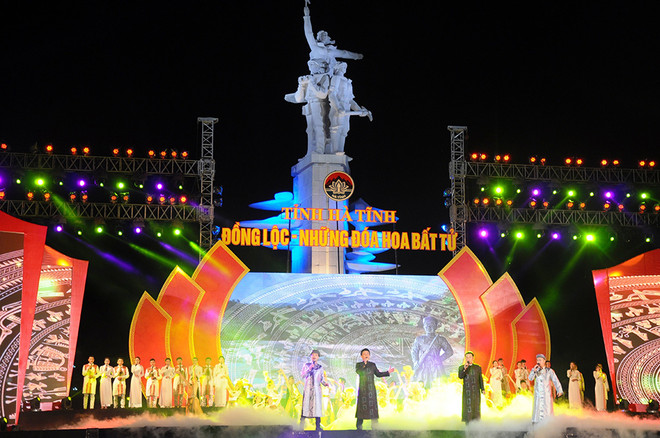 Spectacle artistique « Dong Loc- des fleurs immortelles » à Ha Tinh ảnh 1 Spectacle artistique « Dong Loc- des fleurs immortelles » à Ha Tinh ảnh 1