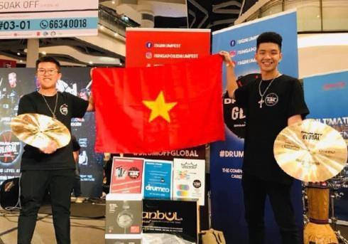 Des étudiants vietnamiens terminent premiers dans le duo de rythmes de Drum Off Global 2019 ảnh 1 Des étudiants vietnamiens terminent premiers dans le duo de rythmes de Drum Off Global 2019 ảnh 1