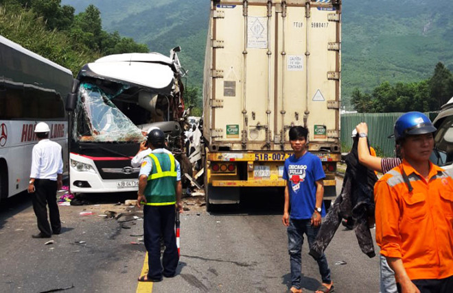 Un accident sur la route menant au tunnel de Hai Van fait 13 blessés ảnh 1 Un accident sur la route menant au tunnel de Hai Van fait 13 blessés ảnh 1