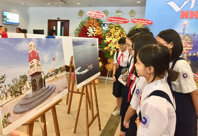 La VNA et Vietsovpetro organisent l’exposition photographique « Vietnam-vue de la mer » ảnh 1