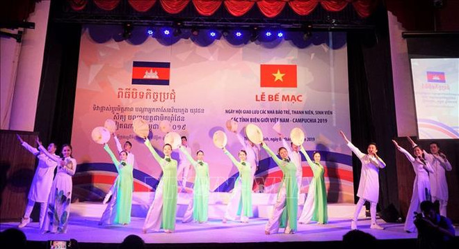 Clôture du festival d'échange de jeunes des provinces frontalières Vietnam - Cambodge ảnh 1 Clôture du festival d'échange de jeunes des provinces frontalières Vietnam - Cambodge ảnh 1