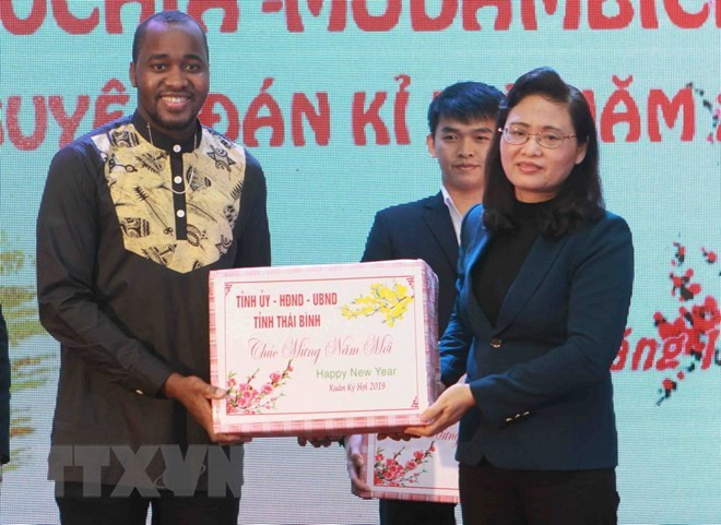 Cadeaux du Tet traditionnel aux étudiants laotiens, cambodgiens et mozambicains à Thai Binh ảnh 1 Cadeaux du Tet traditionnel aux étudiants laotiens, cambodgiens et mozambicains à Thai Binh ảnh 1