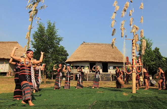 De nombreuses activités culturelles au village culturel et touristique des ethnies du Vietnam ảnh 1 De nombreuses activités culturelles au village culturel et touristique des ethnies du Vietnam ảnh 1